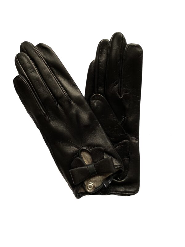 Gants en cuir d'agneau noir. Petit noeud. Gants doublé soie. Gants femme. Vue face dorsale.