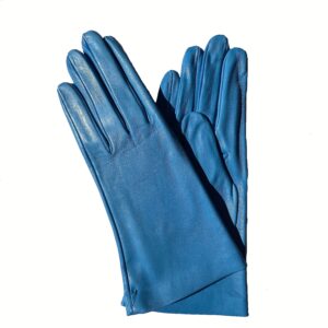 Gants en cuir bleu ciel. Gants doublés soie. Gants femme. Modèle Brindisi. Vue face dorsale.