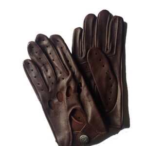 Gants de conduite en cuir d'agneau marron chocolat. Gants non doublés. Modèle Flaine. Vue face dorsale.