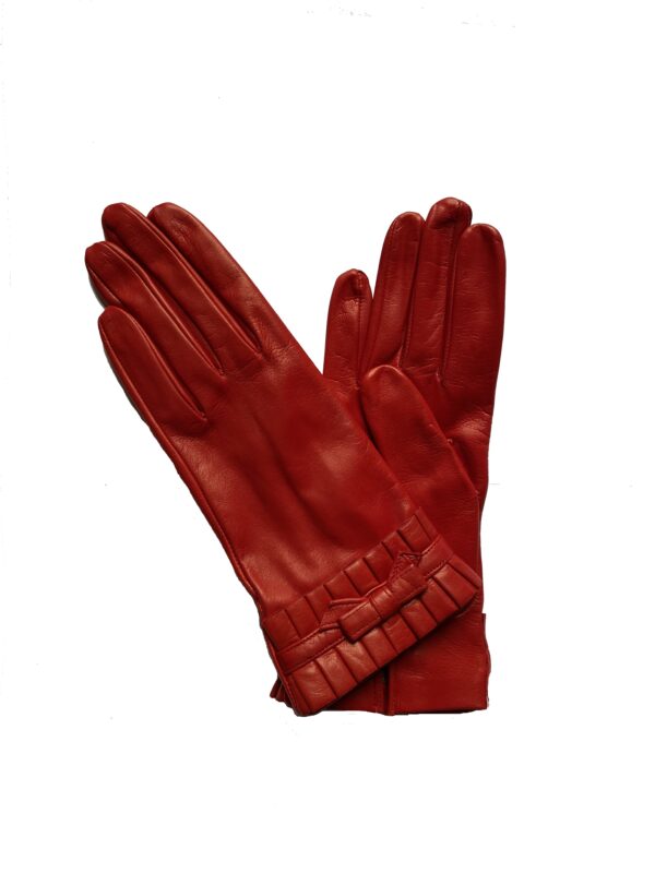 Gants en cuir rouge. Gants doublés soie. Gants femme. Vue face dorsale.