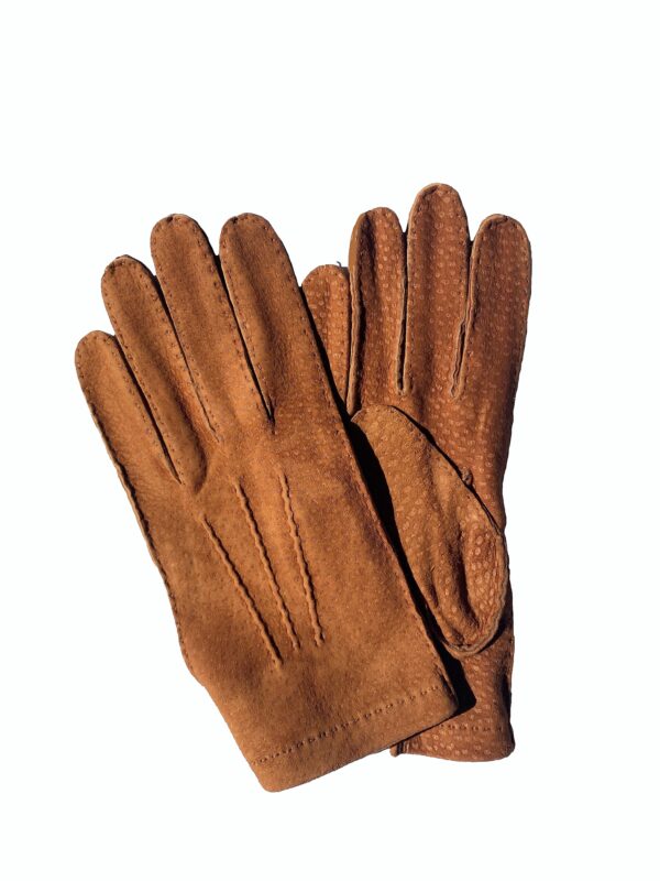 Gants en cuir de carpincho tabac camel. Gants non doublé. Gants homme. Modèle Montevideo. Vue face dorsale.