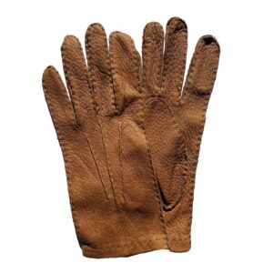 Gants en cuir de pécari camel foncé. Gants femme non doublés. Modèle Lima. Vue face dorsale.