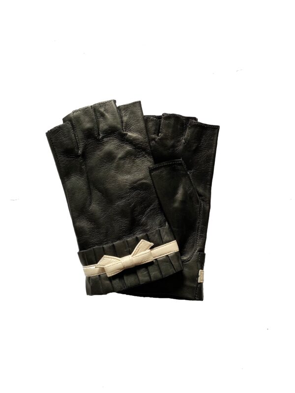 Mitaines en cuir d'agneau noir nœud crème. Gants non doublé. Gants femme. Modèle Patras. Vue face dorsale.