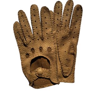 Gants en cuir de pécari. Gants de conduite en pécari moutarde. Gants non doublé. Gants Gants en cuir de pécari. Gants de conduite en pécari moutarde. Gants non doublé. Gants homme. Modèle Santiago. Vue face dorsale.