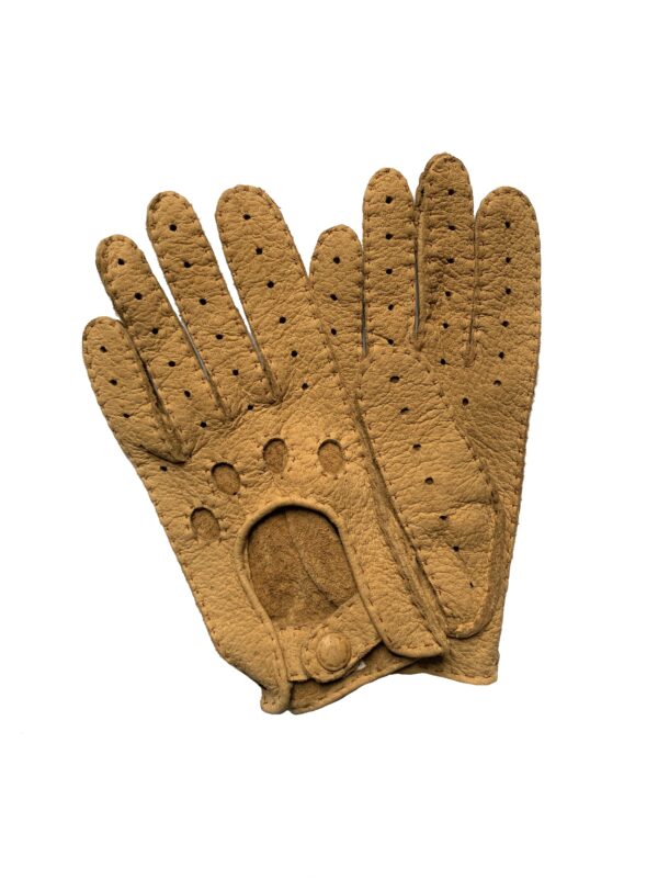 Gants en cuir de pécari. Gants de conduite en pécari moutarde. Gants non doublé. Gants Gants en cuir de pécari. Gants de conduite en pécari moutarde. Gants non doublé. Gants homme. Modèle Santiago. Vue face dorsale.