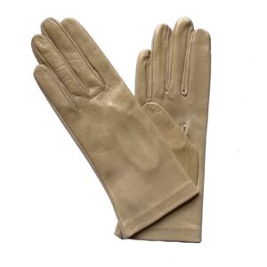 Gants en cuir d'agneau doublés soie pour femme couleur beige clair. Modèle Brindisi. Vue face.