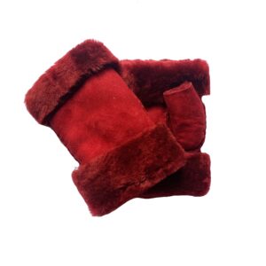 Mitaines chaudes rouge ruby en cuir de mouton retourné pour femme. Modèle Chamonix. Vue face.