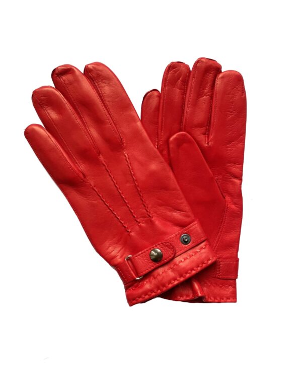 Gants en cuir rouge doublés soie bracelet et bouton au poignet pour homme. Modèle Birmingham. Vue de face.