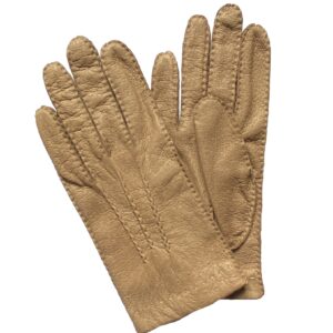 Gants en cuir de pécari beige doublé soie pour homme. Modèle Quito. Vue de face.