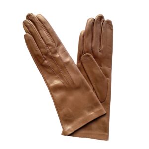 Gants en cuir brun marron camel mi long doublés soie avec 3 baguettes cousues sur le haut de la main pour femme. Modèle Ypres. Vue de face.